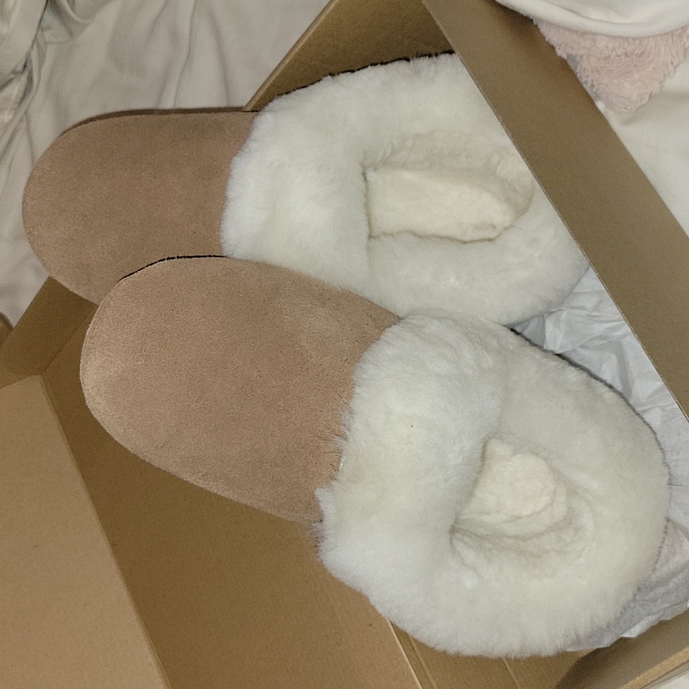 NWT - Women's Zoe Australian Merino Shearling-Lined Suede Slippers